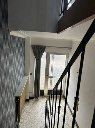 Ruime half-open bebouwing met magazijnRuime wonuing met garage en geïsoleerd en verwarmd magazijn van 173 m², centraal gelegen , dichtbij station ,...