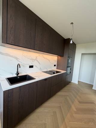 Dit prachtig en luxueus gerenoveerde appartement bevindt zich op een centrale ligging nabij de Bist, in het hart van Wilrijk. Het combineert een hoogwaardige afwerking met modern wooncomfort, veel natuurlijke lichtinval, twee terrassen en mooie panoramische uitzichten.<br />Via de ruime inkomhal en een moderne stalen deur bereikt u de grote, lichtrijke woonkamer. De leefruimte is afgewerkt met een stijlvolle visgraatparketvloer en beschikt over grote raampartijen met driedubbele beglazing en rechtstreekse toegang tot het voorterras.<br />De moderne keuken is volledig uitgerust met alle nodige toestellen en biedt eveneens toegang tot het voorterras.<br />Aan de achterzijde bevinden zich twee volwaardige slaapkamers. Beide slaapkamers geven rechtstreeks uit op het achterterras, waar u in alle rust van het uitzicht kunt genieten.<br />Verder beschikt het appartement over een smart-homesysteem, een moderne badkamer met douche en stijlvolle inbouwkranen en een afzonderlijk gastentoilet.<br />Dankzij de energiezuinige renovatie, de driedubbele beglazing en het gunstige EPC-label A geniet u van een hoog wooncomfort en een laag energieverbruik.<br />Belangrijkste troeven:<br />• Luxueus en volledig gerenoveerd<br />• EPC-label A<br />• Smart-homesysteem<br />• Driedubbele beglazing<br />• Twee slaapkamers<br />• Twee terrassen<br />• Panoramisch uitzicht<br />• Volledig uitgeruste keuken<br />• Visgraatparket<br />• Centrale ligging nabij de Bist<br />Dit instapklare appartement is ideaal voor wie op zoek is naar luxe, comfort, energiezuinigheid en een centrale ligging.<br />Bekijk de volledige 3D-tour op https://kuberainvest.be/project.php?id=bist-wilrijk-smart-home<br />Voor meer informatie of een bezoek:<br />Tel.: +32 485 64 96 42<br />E-mail: kuberainvest@icloud.com