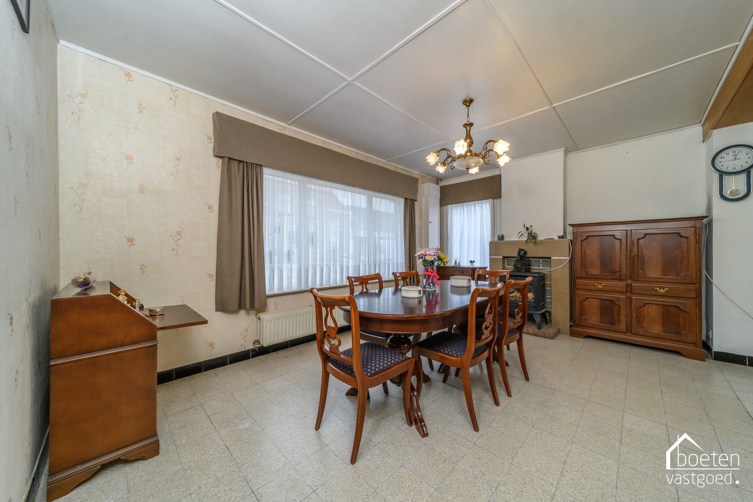 Noordschote: Vrijstaande woning met grotendeels vernieuwd comfort, 2 (mog. 4) slaapkamers en 2 ruime garages op ca 235m² grondoppervlakte. - foto 4