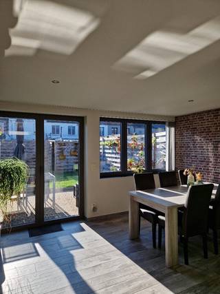 Op zoek naar een instapklare woning met karakter én comfort? Dan is dit charmante rijhuis in het centrum van Ninove precies wat je zoekt!<br /><br />Met een bewoonbare oppervlakte van 144 m² biedt deze woning alle ruimte die je nodig hebt. De woning werd gerenoveerd in 2018 en is voorzien van een condenserende gasketel, een pelletkachel voor extra gezelligheid, en conforme elektriciteit. Bovendien is het huis asbestveilig en heeft het een EPC-score C, wat betekent dat er geen renovatieverplichting geldt.<br /><br />Indeling:<br /><br />Gelijkvloers:<br />- Inkomhal met toegang naar de kelder<br />- Ruime leefruimte <br />- Moderne, uitgeruste keuken<br />- Gezellige eetplaats<br />- Praktische berging<br />- Apart toilet<br /><br />Eerste verdieping:<br />- 2 slaapkamers <br />- Moderne badkamer met inloopdouche en toilet<br /><br />Tweede verdieping:<br />- 1 ruime slaapkamer met inbouwkasten <br />- Klein zoldertje voor extra opslag.<br /><br />Buitenruimte: Geniet van de zon in de zuidwest gerichte tuin, een oase van rust en gezelligheid—perfect voor een aperitief in de avondzon.<br /><br />Locatie: Gelegen in het centrum van Ninove, op wandelafstand van scholen, winkels en openbaar vervoer. Bovendien ligt de woning niet in een overstromingsgebied, wat extra gemoedsrust biedt.<br /><br />Kortom: een warme, comfortabele woning op een toplocatie, klaar om nieuwe herinneringen te creëren.<br /><br />📞 Interesse? Neem snel contact op voor een bezoek op 13/14 juni en laat je verrassen door de charme van dit huis!