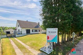Te renoveren woning op ruim perceel van maar liefst 16 are, deze woning is gelegen in een groene omgeving en biedt tal van mogelijkheden. De grond heeft de mogelijkheid opgedeeld te worden in 2 bouwpercelen voor open bebouwing. <br /><br />De indeling van de woning is als volgt:<br /><br />GELIJKVLOERS:<br />- Inkom<br />- Living<br />- Keuken<br />- Veranda achter<br />- Veranda zijkant <br />- Nachthal<br />- Badkamer <br />- Slaapkamers<br /><br />ZOLDER<br />- Volledig af te werken<br /><br />KELDER<br />- Cv ruimte <br />- berging <br />- kruikelder<br /><br />TUIN<br />- Garage en werkplaats (onvergund) <br />- Breed perceel met ruime oprit <br /><br />EXTRA TROEVEN:<br />- eventueel te verkavelen in 2 bouwpercelen <br />- Veel mogelijkheden door breedte van het perceel <br />- groene omgeving