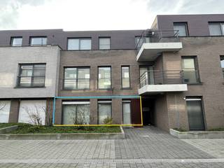 <br />Bent u op zoek naar een modern, comfortabel appartement met groot terras EN tuin in Leuven? Dan is dit gelijkvloers appartement in de groene en rustige wijk Ooiendonk een echte kans. Het appartement maakt deel uit van een goed onderhouden gebouw en is instapklaar.<br />U wordt verwelkomd in de inkomhal met toegang tot de ruime, lichte woonkamer met open keuken. Verder beschikt het appartement over twee slaapkamers en een badkamer met bad. Een handige berging met aansluiting voor uw wasmachine maakt het geheel compleet.<br />Een absolute troef is de tuin aansluitend aan het ruime terras, perfect om te genieten van het buitenleven. Bovendien beschikt u over een kelder, een garagebox EN een ondergrondse autostaanplaats.<br />De hoogwaardige afwerking en de EPC-score van B maken dit appartement zowel stijlvol als energiezuinig.<br />De ligging is uitstekend: rustig en groen, maar toch op korte afstand van winkels, scholen en het openbaar vervoer. Het centrum van Leuven is eenvoudig bereikbaar, waardoor u optimaal kan genieten van het stadsleven zonder in te leveren op rust.<br />Dit appartement combineert comfort, moderne afwerking en een ideale locatie. Het is de perfecte keuze voor wie een instapklare woning met tuin zoekt in Leuven, waarbij u tevens het genot krijgt van een garagebox, ondergrondse autostaanplaats en kelderberging.