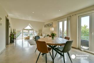 Welkom in dit ruime en verzorgde appartement, gelegen in het aangename Oedelem. Dankzij de centrale ligging bevinden winkels, scholen, openbaar vervoer en tal van andere voorzieningen zich op korte afstand.<br /><br />Via de inkomhal met gastentoilet betreedt u de lichtrijke leefruimte. De grote raampartijen zorgen hier voor een aangename natuurlijke lichtinval en creëren een ruimtelijk gevoel. Aansluitend bevindt zich de ingerichte keuken, voorzien van de nodige toestellen en voldoende kastruimte. Verder beschikt het appartement over een praktische berging en een badkamer uitgerust met een dubbele lavabo, ligbad en aansluiting voor de wasmachine.<br />Het appartement telt maar liefst drie slaapkamers. Daarnaast beschikt u over een aangenaam terras waar u heerlijk buiten kunt vertoeven.<br /><br />Als extra troef beschikt het appartement over een eigen autostaanplaats.<br /><br />De vermelde prijs is een richtprijs; elk bod wordt voorgelegd aan de eigenaar, die het recht heeft dit te aanvaarden of te weigeren.<br /><br />Neem voorsprong met een vrijblijvende schatting via:<br />www.residentievastgoed.be/gratisonlineschatten