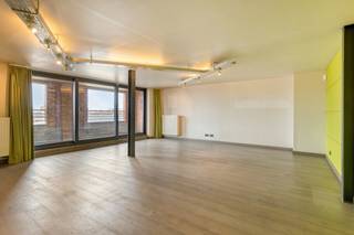 Op een centrale ligging bevindt zich dit lichtrijke appartement (136 m²) op de derde verdieping van in robuust gebouw. Een uniek stadsproject...