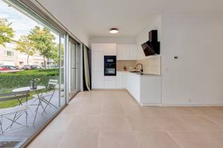 <p><span>Dit </span><span>gelijkvloerse appartement </span><span>is gelegen in de Schuurveldlaan in de </span><span>gegeerde Neerlandwijk in Wilrijk</span><span>. Op wandelafstand bevinden zich allerlei winkels, scholen, openbaar vervoer en het centrum van Wilrijk. De Neerlandwijk is een </span><span>rustige buurt met veel groen</span><span>. De bereikbaarheid van de A12 en E19 is hier subliem.</span></p><p><span> </span></p><p><span>Het appartement is gelegen op de gelijkvloerse verdieping, werd in 2026 opgefrist en heeft een oppervlakte van 85m² (cfr. EPC). Er zijn </span><span>2 slaapkamers</span><span> aanwezig alsook een </span><span>kelder</span><span>. De </span><span>garagebox </span><span>is bij aan te kopen voor 25.000 euro en is ideaal voor een wagen of andere spullen te stockeren. Tot slot is er vooraan en achteraan nog een </span><span>gemeenschappelijke tuin</span><span>.</span></p><p><span> </span></p><p><span>Indeling</span></p><p><span>- inkomhal</span></p><p><span>- aparte toilet</span></p><p><span>- lichtrijke woonkamer en eetkamer</span></p><p><span>- open geïnstalleerde keuken</span></p><p><span>- terras (3m²)</span></p><p><span>- slaapkamer 1 (14,5m²)</span></p><p><span>- slaapkamer 2 (9m²)</span></p><p><span>- kamer (zonder raam); ideaal als dressing of berging</span></p><p><span>- badkamer met douche, dubbele lavabo en aansluiting voor wasmachine/droogkast</span></p><p><span>- garagebox (met elektriciteit) kan bij aangekocht worden voor 25.000 euro</span></p><p><span> </span></p><p><span>Algemeen gebouw</span></p><p><span>- gemeenschappelijke voortuin en achtertuin</span></p><p><span>- geen lift</span></p><p><span>- dakisolatie</span></p><p><span>- individuele CV op gas (2021)</span></p><p><span>- maandelijkse lasten 84 euro (inclusief privatief waterverbruik)</span></p><p><span> </span></p><p><span>Troeven</span></p><p><span>- centrale locatie</span></p><p><span>- rolluiken</span></p><p><span>- conforme elektriciteit</span></p><p><span>- opgefrist in 2026</span></p><p><span> </span></p><p><span>Ben jij geïnteresseerd in dit gelijkvloerse appartement te koop in Wilrijk, ben je op zoek naar ander vastgoed, een investering of wens je de waarde van jouw eigendom te kennen? Dan ben je bij BOLT immo aan het juiste adres! Wij helpen jou graag verder.</span><span> </span></p><p><span> </span></p>