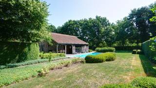 Rustig gelegen villa op een perceel van 16a69ca met ruim bijgebouw en openluchtzwembad.Mooie aangelegde tuin met privacy. Oost georiënteerd.De villa...