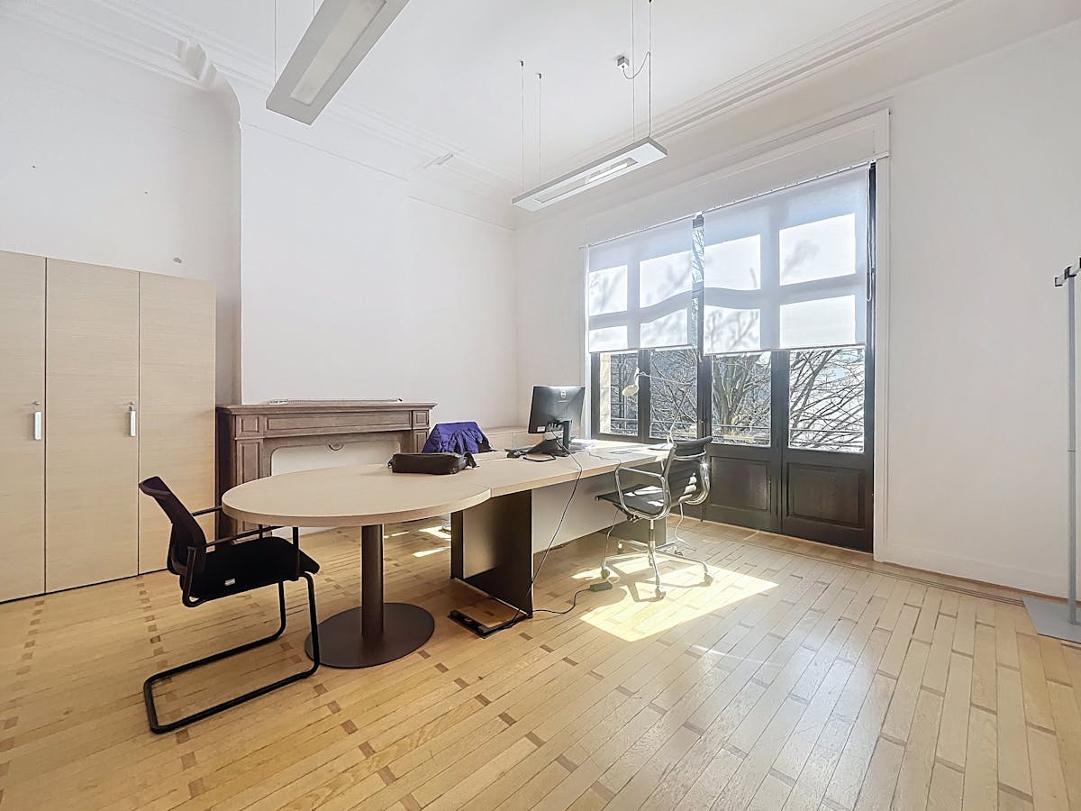 Karaktervol kantoor (350 m²) in statig herenhuis Brussel - foto 3