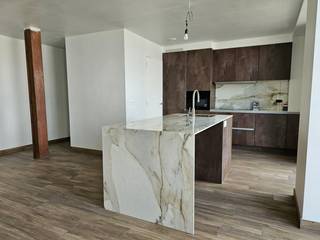 Dit prachtig en volledig gerenoveerde appartement bevindt zich op de tweede verdieping van een verzorgd gebouw nabij Brug 5 en is vlot bereikbaar...