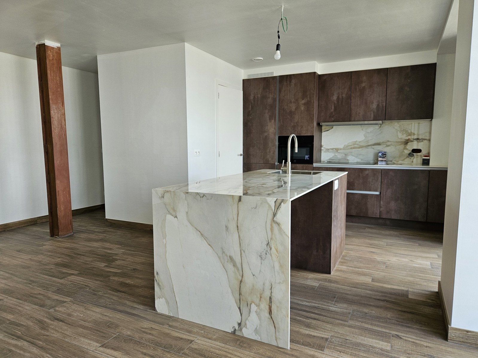 Stijlvol gerenoveerd appartement met zicht op het kanaal - foto 3