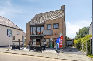 Dit pand biedt een combinatie van een commerciële handelsruimte, een uitgeruste feestzaal en woonst.<br /><br />Het is de ideale locatie voor wie droomt van een bloeiende zaak in de horeca gecombineerd met de luxe om erbij te wonen.<br /><br />Indeling:<br />Gelijkvloers: <br />- handelspand + bureau (14 m² + 6 m²) <br />- feestzaal (69 m²) + café (52 m²)  <br />- toiletten <br />- berging <br />- keuken (16 m²)  <br />- garage (17,5 m²) <br />- bijkeuken (17 m²) <br />- schietlokaal (64 m²)<br />- Oprit<br /><br />Eerste verdieping: <br />- duplex-appartement bestaande uit living (40 m²)  <br />- keuken (niet geïnstalleerd) <br />- berging <br />- zonnig terras.<br /><br />Op het duplex-niveau zijn er 3 slaapkamers en een badkamer.<br /><br />Aarzel zeker niet om contact op te nemen indien u interesse zou hebben in dit bedrijfsvastgoed te koop in Hertsberge. <br /><br /><br />Bestuursmaatregelen in het maatregelenregister: nee