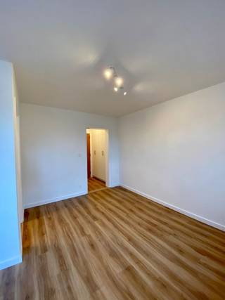 Studio rénové à louer au cœur de Louvain !<br /><br />Ce studio entièrement rénové est situé au sixième étage d'un immeuble bien entretenu dans le centre de Louvain. Grâce à son emplacement calme et central, vous bénéficiez ici du meilleur des deux mondes : un logement tout confort, à proximité des commerces, des restaurants et des transports en commun.<br /><br />Le studio a été aménagé avec des matériaux de haute qualité et des armoires sur mesure, ce qui lui confère un aspect épuré et moderne. La disposition pratique et les grandes baies vitrées créent un espace de vie lumineux et agréable que vous pouvez aménager entièrement selon vos goûts.<br /><br />Le studio dispose d'une cuisine entièrement équipée avec évier et plaque à induction, d'une salle de bains avec douche à l'italienne, lavabo, toilettes et miroir, d'un hall d'entrée avec placard intégré et d'un balcon où vous pourrez profiter de l'air frais.<br /><br />Le bâtiment dispose d'un local à vélos commun fermé et d'un ascenseur. De plus, un parking est disponible à proximité, sur la Sint-Jacobsplein.<br /><br />Loyer : 775 EUR/mois + 75 EUR de provision pour les charges communes et la consommation d'eau et de chauffage. L'électricité est facturée individuellement.<br />Disponibilité : immédiate<br /><br />Intéressé ? Planifiez rapidement votre visite via notre site web www.living-stone.be.<br />Pour toute question, veuillez nous contacter à l'adresse michelle.vanroy@living-stone.be.