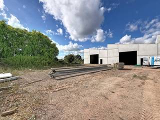 Nieuwe KMO-units te Roeselare, een modern en duurzaam bedrijventerrein bestaande uit 10 loodsen.<br /><br />In dit nieuwe KMO-park, *ARDOPOORT*, bieden wij een loods van 312 m² te koop aan, voorzien van een regenwaterput van 3000 liters. Er zijn ook 4 parkeerplaatsen te koop bij deze unit.<br /><br />Deze UNIT (nr. J) heeft een strategische ligging te Roeselare. Het bedrijventerrein is ideaal voor kleine en middelgrote ondernemingen die op zoek zijn naar een functionele, duurzame en goed bereikbare uitvalsbasis in West-Vlaanderen.<br /><br />Interesse? Neem contact met ons op voor meer info of een bezoek ter plaatse. De prijs is exclusief 21% BTW en exclusief kosten notaris, aansluitingskosten, ....