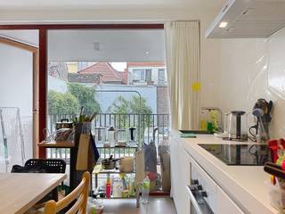 Kruideniersstraat 4/202: Energiezuinig appartement op centrale locatie, indeling als volgt:
Inkomhal met apart toilet, 2 slaapkamers, badkamer met douche, aparte keuken, leefruimte en terras.
Gelegen aan de Oude Beestenmarkt, op wandelafstand van Zuid en de Vlasmarkt.
€1100+ €80 excl. EGW
Beschikbaar vanaf 15/09