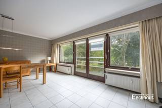 Dit lichtrijke appartement met lift, gelegen in het centrum van Oostende en dicht bij de jachthaven, biedt een open en groen zicht. <br />Het appartement beschikt over twee slaapkamers en een badkamer met douche. De woonkamer is zonnig en biedt een aangenaam uitzicht. De keuken is voorzien van alle nodige apparatuur.<br />Dankzij de ligging in het centrum van Oostende zijn winkels, restaurants en openbaar vervoer op wandelafstand bereikbaar. <br />Indeling: inkomhal met vestiaire en afzonderlijk toilet, leefruimte met mooi en ruim zicht, afzonderlijke keuken met terrasje, 2 ruime slaapkamers en badkamer met douche, wc en dubbele lavabo. Er is eveneens een privatieve kelder aanwezig.<br />Het gebouw werd recent aangesloten op het warmtenet van Oostende, wat de verwarmingskosten ten goede komt.<br />Dit appartement is ideaal voor wie op zoek is naar een comfortabele en praktische woonst in een levendige omgeving. Met zijn twee slaapkamers is het ook perfect geschikt voor een klein gezin. Kortom, dit appartement biedt alles wat je nodig hebt voor een aangenaam verblijf in Oostende.