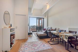 Loft-appartement (75m²) met één slaapkamer te koop in een voormalig fabrieksgebouw gelegen te Anderlecht. Het gebouw werd omgevormd naar lofts en opgeleverd in 2015. De hoge plafonds, het ruimte gevoel en het aangename terras van 15m² zijn slechts enkele troeven van dit appartement.<br /><br />Het appartement is als volgt ingedeeld: <br />- ruime lichtrijke woonkamer met open keuken en aanpalend terras<br />- keuken voorzien van al het nodige comfort: kookplaat, ingebouwde koelkast, oven en vaatwasmachine<br />- toegang tot het terras van 15m²<br />- apart toilet<br />- één slaapkamer met en-suite badkamer voorzien van dubbele wastafel en douche<br />- zithoek dewelke gebruikt kan worden als open bureau-ruimte<br />- berging met aansluiting voor wasmachine<br />- kelder n°25<br />- staanplaats (buiten) n°46 (verplicht aan te kopen, niet inbegrepen in vraagprijs)<br /><br />Het appartement beschikt daarnaast over een zeer gunstig EPC-attest (label C) waardoor wordt voldaan aan de energetische normen opgelegd voor Brussel in 2033. <br /><br />Vraagprijs: 269.000 EUR + 20.000 EUR voor de staanplaats.<br />Het appartement wordt momenteel verhuurd tot eind april 2026.<br /><br />Het appartement is gelegen in de nabijheid van openbaar vervoer (metro en bus) en op enkele minuten wandelen van grootwarenhuizen (Colruyt). In de buurt kan je ook terecht in het 'Bospark', een park van 5 hectare groot met o.a. een speeltuin voor kinderen.<br /><br />Wens je dit appartement graag te bezichtigen? Doe een aanvraag via www.dewaele.com of contacteer Danielle Kaluza via 0491 27 21 88.<br /><br />DISCLAIMER: Sommige afbeeldingen in deze presentatie zijn met AI gegenereerd om het potentieel van het pand te illustreren. Ze tonen niet de exacte, huidige staat. Aan deze beelden kunnen geen rechten worden ontleend.