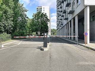 Om de staanplaats te bereiken, passeer je eerst een beveiligde slagboom. Vervolgens biedt een solide garagepoort toegang tot de ondergrondse parkeergarage zelf. <br /><br />Afmetingen: <br />5,6 m x 2,43 m<br /><br /><br />Ben jij geïnteresseerd in deze autostaanplaats te koop in Wilrijk? Aarzel dan niet om contact met ons op te nemen. Had u graag uw eigen eigendom te koop aangeboden bel ons op 03/206.76.76 of mail naar wilrijk@dewaele.com. Wij helpen u graag verder met al uw vragen over vastgoed! Contacteer ons gerust voor meer info.<br /><br />Bestuursmaatregelen in het maatregelenregister: in aanvraag