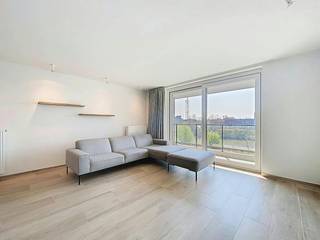 LIGGING<br /><br />Dit instapklare appartement met 2 slaapkamers combineert comfort, ruimte en een topligging in het centrum van Aalter-Brug. Dankzij de twee ruime terrassen geniet je zowel van een rustgevend uitzicht op de vaart als van een levendig zicht op het plein, waardoor je op elk moment van de dag de perfecte buitenruimte hebt.<br /><br /><br />INDELING<br /><br />- Leefruimte<br />- Aansluitend ingerichte keuken <br />- Berging a/d keuken<br />- Berging in nachthal met aansluiting wasmachine<br />- Badkamer <br />- Slaapkamer 1 met ingemaakte kasten <br />- Slaapkamer 2 <br />- Terras met zicht op het water<br />- Terras met zicht op het park<br /><br />TROEVEN<br /><br />- Een prachtig uitzicht<br />- Hoogwaardige afwerking<br />- Energiezuinig<br /><br />EXTRA INFO<br /><br />- Verwarming is op gas<br />- Lichtarmaturen en gordijnen zijn reeds aanwezig<br />- Beschikbaar vanaf 15/01/2027 (eventueel vanaf 01/12/2026 ook mogelijk, onderling te bespreken met de huidige huurder)<br /><br />BEZOEKAANVRAAG: <br /><br />Interesse om deze woning te bezoeken? Neem dan zeker contact met ons op via MijnHuurprofiel. Tot binnenkort?<br /><br /><br />