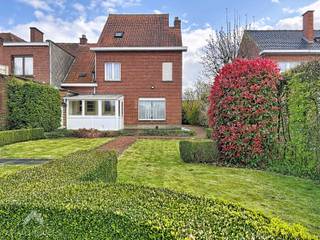 Charmante woning met enorm potentieel, ideaal voor wie ruimte en mogelijkheden zoekt. Via de inkomhal betreedt u de gezellige leefruimte met zit- en eethoek, die geniet van aangenaam zicht op de tuin. De keuken biedt toegang tot zowel de kelder als de veranda. Aansluitend bevindt zich de praktische bijkeuken, die eveneens uitgeeft op de veranda en de garage met elektrische poort.<br /><br />Op het gelijkvloers is er bovendien een apart gastentoilet aanwezig. Buiten wacht een zonnige tuin met terras en tuinhuis, perfect om in alle rust te genieten.<br /><br />Op de eerste verdieping bevinden zich vier volwaardige slaapkamers en een badkamer uitgerust met douche, lavabo en toilet. Via een trapluik bereikt u de ruime, geïsoleerde zolder van ca. 50 m², die tal van uitbreidingsmogelijkheden biedt.<br /><br />Tot slot beschikt de woning over een parkeerplaats op de oprit. Een ideale opportuniteit voor wie deze woning naar eigen smaak wil renoveren en het volledige potentieel wenst te benutten.<br /><br />Extra troeven<br /><br />
<ul>
<li>enorm potentieel</li>
<li>deels dubbele beglazing</li>
<li>regenwaterput</li>
<li>rolluiken</li>
<li>gunstige ligging</li>
<li>nabij belangrijke invalsweg, school, winkels</li>
</ul>
<br />Deze woning is te koop ZONDER makelaar via het concept van Smart Houses. Wenst u verdere inlichtingen of een bezoek? Contacteer rechtstreeks de eigenaar via 0479/89.71.26