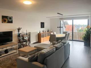Op de derde verdieping van residentie Den Boomgaerd, gelegen in het centrum van Bornem, treffen we dit gezellige appartement aan. <br />Winkels, openbaar vervoer en scholen bevinden zich op wandelafstand.<br /><br />We betreden het appartement via een inkomhal die toegang geeft tot een gastentoilet. Aansluitend bevindt zich de lichtrijke leefruimte met geïnstalleerde keuken, voorzien van oven, koelkast en vaatwasmachine.<br />Via de nachthal bereiken we twee ruime slaapkamers, een badkamer voorzien van ligbad, dubbele lavabo en toilet en een praktische berging.<br /><br />De raampartijen in de leefruimte geven toegang tot het aangename, zuidgerichte terras. <br />Het terras beschikt over een extra berging.<br /><br />In de ondergrondse verdieping bevindt zich een autostaanplaats en een gemeenschappelijke fietsenberging.<br /><br />De gemeenschappelijke kosten bedragen €90 per maand. <br />Het appartement is beschikbaar vanaf 15 augustus.<br /><br />Heb je interesse in dit appartement op toplocatie?<br />Contacteer ons gerust via roy@julimmo.be of 0498 62 74 71.
