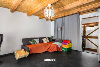 Deze charmante, volledig gerenoveerde woning geniet een prachtige ligging in het pittoreske Klein-Willebroek, vlak bij het Sashuis. Het zicht op het historische Sashuis, de boten en de omgeving zorgt voor een unieke sfeer. In de onmiddellijke nabijheid vindt u gezellige terrassen en restaurants waar het aangenaam vertoeven is. Bovendien staat de locatie garant voor een uitstekende bereikbaarheid.<br />Via de inkomhal met gastentoilet komt u in een aangename ruimte die dienstdoet als eetkamer, aansluitend op de volledig geïnstalleerde keuken met toegang tot het terras. Op het gelijkvloers bevindt zich eveneens een gezellige woonkamer met een prachtig zicht.<br />De trap leidt u naar de eerste verdieping met twee slaapkamers. De ruime badkamer is uitgerust met een badkamermeubel met dubbele wastafel, een ligbad, een inloopdouche en een toilet. Via een vaste trap bereikt u de zolderruimte, die u naar wens kunt inrichten als extra slaapkamer.<br />Op de lager gelegen verdieping treft u de wasberging en een bergruimte aan. Tot slot beschikt de woning over een inpandige garage — deels omgebouwd tot extra leefruimte, deels voorzien als fietsenstalling — en een gezellige stadstuin.