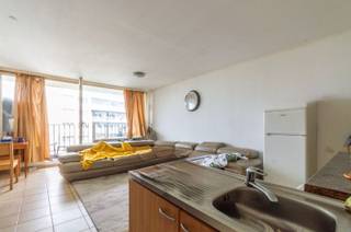 Een goed gelegen studio met terras met panoramische zichten. Gelegen nabij openbaar vervoer en invalswegen.Op de 8e verdieping (met lift): inkomhal...