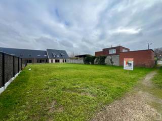 Dit aantrekkelijke perceel grond zonder bouwverplichting is gelegen in het binnengebied van een recente en rustige verkaveling in...