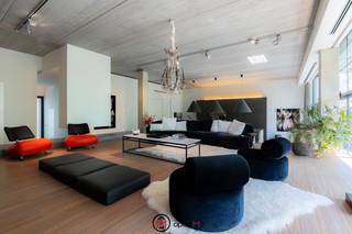<h2><span>Deze unieke loft te koop in Hasselt is gelegen in residentie Blue lofts, in de rustige Lazarijstraat, vlakbij Quartier Blue en het stadscentrum.</span></h2>
De loft heeft een vlotte verbinding naar de grote en kleine ring en de E313 richting Antwerpen en Tongeren. Dankzij de oriëntatie aan de tuinzijde woon je hier in alle rust, met een mooi groen uitzicht en privacy.<br /><br />Deze luxueus afgewerkte loft beschikt over een bewoonbare oppervlakte van 191 m² en een ruim zuidwestgericht terras van 40 m², bereikbaar via een schuifraam van 14 meter breed.<br /><br />De unieke inrichting, de grote raampartijen en het hoge plafond (tot 4.12m) vallen je onmiddellijk op zodra je de loft binnenstapt. De inkomhal is stijlvol afgewerkt met een houten vloer en indirecte vloerverlichting. De ruime leefruimte straalt rust en klasse uit, met een marmeren wand, een open haard met tablet in blauwe steen en een parketvloer.<br />De maatkeuken met groot eiland met bijhorende tafel is voorzien van alle comfort: koelkast met diepvries (ijsblokjes), 4 wijnfrigo's, 3 ovens, ingebouwde koffiemachine (bonen), gasbekken, keramische kookplaat, teppanyaki, verzinkbare dampkap en vaatwasser.<br />Aansluitend bevindt zich een ingerichte berging met maatkasten, aansluiting wasmachine en droogkast en centraal stofzuigersysteem.<br /><br />De loft beschikt over twee slaapkamers die beide voorzien zijn van airco.<br />Vanuit de dubbele schuifdeur vanuit de leefruimte kom je in de masterbedroom met ensuite badkamer met douche, lavabo, apart toilet en maatkasten.<br />De tweede badkamer bevindt zich in de andere slaapkamer met douche en lavabo.<br /><br />Deze loft is volledig voorzien van maatwerk zoals de keuken, badkamers, dressing, vestiaire en berging<br /><br />Er is de mogelijkheid om een dubbele afgesloten garage met geautomatiseerde sectionaalpoort bij te kopen.<br /><br /><strong>Troeven van deze loft:</strong>

<ul>
	<li>Toplocatie met zicht op het groen, vlakbij het stadcentrum </li>
	<li>Nieuwe en onderhouden airco-installaties</li>
	<li>Centrale luchtverwarming op elektriciteit</li>
	<li>Hyperuitgeruste keuken </li>
	<li>Geöliede parketvloer, onderhoudsvriendelijk</li>
	<li>Centraal stofzuigersysteem</li>
	<li>Automatische screens</li>
	<li>Twee badkamers</li>
	<li>Mogelijkheid tot eigen ondergrondse parkeerplaats</li>
</ul>
Interesse in deze prachtige loft te koop in Hasselt? Contacteer ons via Optie M vastgoed I 0478 41 58 70 I carine@optie-m.be <br />Wil je weten wat jouw woning waard is? Contacteer ons via bovenstaande gegevens.<br />Extra informatie: SI aangevraagd.