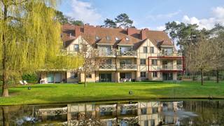Zonnig hoek-appartement in het prachtige parkdomein 'Berkendael' van 1,5 hectare met grote vijver en een mooi uitzicht op de parktuin.Zuid-west...