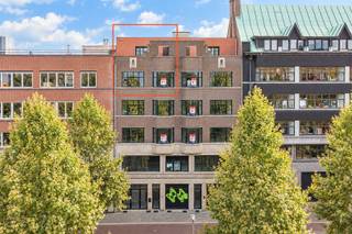 <h2><span>LUXE DUPLEX APPARTEMENT </span></h2><h2><span>MET ROYALE TERRASSEN, UNIEK SKYLINEZICHT MET PANORAMISCH ZICHT</span></h2><h2><span>OP TOPLOCATIE AAN HET EILANDJE</span></h2><p><span>Op een Toplocatie aan het </span><span>Eilandje te Antwerpen</span><span>, bevindt zich deze uitzonderlijke duplex. </span></p><p><span>Een woonst waar architectuur, ruimte en verfijning samenkomen, met als absolute troef de </span><span>royale terrassen aan zowel de voor- als achterzijde met zicht op de Antwerpse Skyline</span><span>.</span></p><p><span>Zachte aardetinten, warme houtaccenten en zichtbare betonnen structuur-elementen creëren een tijdloze en serene sfeer.</span></p><h3><span>4e VERDIEP: Comfort in rust en ruimte</span></h3><p><span>Hier bevindt zich de </span><span>royale leefruimte</span><span>, waar grote raampartijen voor een overvloed aan natuurlijk licht zorgen. De open architectuur en warme materialen geven deze ruimte een uitgesproken karakter.</span></p><p><span>De</span><span> 2 slaapkamers</span><span> hebben een gedeeld terras en bieden een rustige sfeer. De </span><span>badkamer </span><span>werd in dezelfde stijl afgewerkt, met een dubbele wastafel. </span><span>Apart gastentoilet.</span></p><h3><span>5e VERDIEP: Koken, tafelen en genieten</span></h3><p><span>Via de </span><span>interne trap </span><span>naar de bovenste verdieping, bevindt zich de </span><span>ruime open keuken en eetruimte</span><span>. Aanpalend een </span><span>Riante bergruimte</span><span> voorzien en </span><span>apart gastentoilet.</span></p><p><span>Maatwerkkeuken van de gespecialiseerde keuken- en kastenbouwer MANAS, </span><span>deze combineert lichte houten fronten met hoogwaardige werkbladen, geïntegreerde toestellen en een royaal kookeiland.</span></p><p><span>De keuze om de keuken op de bovenste verdieping onder te brengen, komt hier volledig tot zijn recht. Vanuit deze ruimte is er een directe verbinding met de buitenruimte, waardoor koken en tafelen naadloos overgaan in het buitenleven. </span></p><p><span>De duplex beschikt over </span><span>ruime terrassen aan zowel de voor- als achterzijde</span><span>. Hierdoor kunt u op verschillende momenten van de dag van zon, rust en uitzicht genieten. Er is meer dan voldoende plaats voor zowel een volwaardige eettafel en loungegedeelte.</span></p><p><span>Met de Antwerpse daken en skyline als decor vormen de terrassen een uitzonderlijke plek voor lange zomeravonden, diners met vrienden of simpelweg een rustig moment boven de stad.</span></p><p><span>Het Eilandje, het MAS, de Scheldekaaien en het historische centrum</span><span> bevinden zich op wandelafstand, terwijl u thuis geniet van ruimte, privacy en uitzonderlijke buitenruimte. </span></p><p><span> </span></p><p><span>MOGELIJKEHEID AANKOOP DUBBELE AUTOSTAANPLAATS.</span></p><p><span>MOGELIJKHEID AANKOOP PRIVATIEVE KELDER(S) €8.250 - €12.000 gaande van 12M² - 18M²</span></p><p><span> </span></p><p><span>TROEVEN:</span></p><ul><li><span>Hoogwaardige materialen</span></li><li><span>LIFT met uitgang op verdiep en in het appartement zelf, ook tot -1</span></li></ul><ul><li><span>Zicht op groen (straatkant)</span></li><li><span>Breed en Lichtrijk appartement</span></li><li><span>Gemeenschappelijke fietsenberging</span></li><li><span>Nabij Eilandje, Winkels, Restaurants, Uitvalswegen, Fitness Centra, ... </span></li></ul><ul><li><span>Mobiscore 9,5/10</span></li><li><span>Volledig instapklaar (Nieuwbouw staat)</span></li><li><span>Toplocatie</span></li><li><span>Keuzemogelijkheden Keuken en Badkamer (mogelijk in deze fase)</span></li><li><span>EPC label A</span></li><li><span>Privatieve Zonnepanelen 1500Wp</span></li></ul><p><span> </span></p><p><span>Een zeldzame duplex die het gevoel van een stadswoning combineert met het comfort van een hoogwaardig appartement: royale leefruimtes beneden, koken en tafelen boven, twee prachtige terrassen en Antwerpen als decor.</span></p><p><span> </span></p><p><span> </span></p><p><span> </span></p>