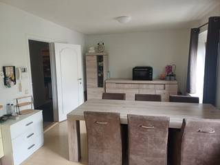 Een gemeenschappelijke inkomhal met trap naar het tweede verdiep. (geen lift). Inkomhal, berging, badkamer, 2 slaapkamers, woonkamer met keukenhoek. Gemeenschappelijke kosten inclusief. Voor meer info contacteer ons op info@vastgoedfransen.be.