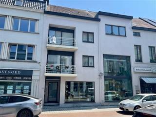 Duplex appartement op de 2e verdieping met inkomhal; afzonderlijke WC; living met balkon en open keuken ingericht met afwasbak,...