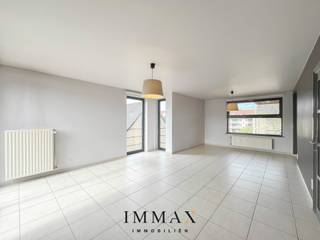 <p>Lichtrijk duplex appartement met 3 slaapkamers ruim terras in Sint-Andries vlakbij centrum Brugge en diverse invalswegen.<br /><br />Het appartement omvat volgende indeling op het gelijkvloers: inkomhal met gastentoilet - lichtrijke leefruimte - keuken voorzien van alle nodige installaties met berging - 1 slaapkamer - 1 badkamer met douche in bad en dubbele lavabo - ruim terras. Op het 1ste verdiep: 2 slaapkamers - badkamer met douche in bad, dubbele lavabo en toilet - extra berging. Dit duplex appartement beschikt eveneens over een afgesloten staanplaats met carport en een gemeenschappelijke overdekte fietsenstalling inbegrepen in de huurprijs!<br /><br />Huurprijs: € 1.050 per maand <br />Syndic: € 100 per maand <br />Beschikbaarheid: 1 mei 2026<br /><br />Voor verdere informatie of vrijblijvend bezoek contacteer ons op 050/62 44 14 of mail naar brugge@immax.be</p>