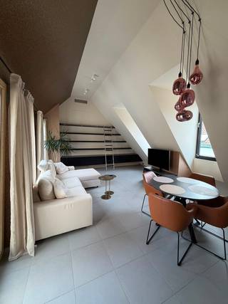 <p>Hoogwaardig afgewerkt &amp; instapklaar 2-slaapkamerappartement</p><p>Dit stijlvolle en instapklare appartement van 103 m² bevindt zich op de bovenste verdieping van residentie Cleine Molensteen, pal in het historische centrum van Antwerpen.</p><p>Het appartement werd in 2016 volledig vernieuwd en combineert een hoogwaardige afwerking met hedendaags wooncomfort, veel natuurlijke lichtinval en een karaktervolle architectuur.</p><p>De ruime leefruimte vormt samen met de eetplaats en open keuken een aangename leefomgeving. De volledig geïnstalleerde keuken beschikt over kwalitatieve inbouwtoestellen, veel kastruimte en een royaal kookeiland. Een bijzondere extra is de ingebouwde wijnklimaatkast van 368 liter.</p><p>Dankzij de ligging op de bovenste verdieping geniet het appartement van veel natuurlijk licht. De automatische Veluxramen met verduistering en airconditioning zorgen voor extra comfort.</p><p>Verder beschikt het appartement over 2 slaapkamers, een moderne badkamer, apart toilet en terras. Ook aan opbergruimte is geen gebrek dankzij 2 bergingen, een extra zolderruimte en ingebouwde kasten.</p><p>Met een EPC-label B combineert het appartement zijn hoogwaardige afwerking met een gunstige energieprestatie.</p><p>De ligging is een absolute troef: pal in het historische centrum, op wandelafstand van de Grote Markt, Onze-Lieve-Vrouwekathedraal, Meir, winkels, restaurants en cafés.</p><p>Troeven:<br />• 103 m² volgens EPC<br />• 2 slaapkamers<br />• Bovenste verdieping<br />• Volledig vernieuwd in 2016<br />• Hoogwaardige afwerking<br />• Keuken met kookeiland<br />• Wijnklimaatkast van 368 liter<br />• Airconditioning<br />• Automatische Veluxramen<br />• Terras<br />• 2 bergingen + zolderruimte<br />• EPC B<br />• Lift<br />• Onmiddellijk beschikbaar</p><p>Interesse? Neem contact op voor meer informatie of een bezoek.</p>