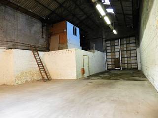 <p>OPSLAGPLAATS van 200 m², bestaande uit :</p>

<p>Open ruimte van 1m op 20m met rechts bureel + verdiep erboven;<br />Poort van 4m50 breed op 6m hoog<br />Verharde vloer<br />Toilet aanwezig<br />Niet geïsoleerd<br />Voorliggende parking voor een 6-tal wagens <br /><br />- Commerciëel gelegen langs oude baan Gent-Kortrijk ;<br />- Beschikbaarheid : 01/10/2026<br /> </p>