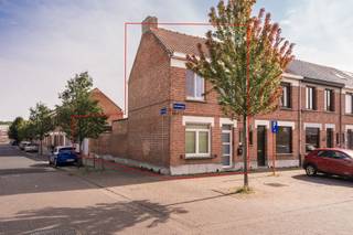 <h2><span>Gezellige gezinswoning met 2 garages op toplocatie in Mechelen</span></h2><p><span>In een rustige, kindvriendelijke straat net buiten de stadsring van Mechelen vind je deze charmante gezinswoning.</span></p><p><span>Bij het binnenkomen springt meteen de authentieke trap in de inkomhal in het oog. De lichtrijke, open leefruimte is ingedeeld in een gezellige zithoek en een eetruimte die naadloos overgaat in de open keuken. Dankzij het zicht op de tuin geniet je hier van een aangename connectie met buiten.  Op het gelijkvloers vind je daarnaast een aparte wasruimte en een berging.</span></p><p><span>De eerste verdieping telt twee slaapkamers en een badkamer met bad/douchecombinatie, lavabomeubel en toilet. </span></p><p><span>De onderhoudsvriendelijke tuin met kunstgras is zuidgericht en geeft toegang tot de eerste garage. Aansluitend bevindt zich een tweede garage, beide voorzien van een automatische sectionale poort en met een deur die de garages met elkaar verbindt. De beide garages zijn verplicht bij aan te kopen voor een meerprijs van 40.000. </span></p><p><span>Dankzij de ideale ligging combineer je vlotte bereikbaarheid (nabij E19 en winkels) met de rust van een aangename woonomgeving.</span></p><p><span>De woning met 1 garage en de 2de garage zijn momenteel verhuurd en levert een huuropbrengst van 1.135 per maand.</span></p>