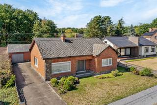 <p><span>Goed onderhouden gelijkvloerse woning met 3 slaapkamers rustig gelegen op een perceel van 8a35ca te Stal.</span></p><p><span> </span></p><p><span>Belangrijkste troeven:</span></p><p><span>- Centrale doch rustige ligging</span></p><p><span>- Uitstekend onderhouden</span></p><p><span>- 3 slaapkamers</span></p><p><span>- Gelijkvloers</span></p><p><span>- Tuin met overdekt terras</span></p><p><span>- EPC D label dus geen renovatieverplichting</span></p><p><span>- Rolluiken</span></p><p><span>- Garage</span></p><p><span> </span></p><p><span>Bekijk zeker ook de foto's en de grondplannen met de afmetingen. Zo krijgt u van thuis uit al een perfect beeld van wat deze woning te bieden heeft!</span></p><p><span> </span></p><p><span>Wenst u meer info of een vrijblijvende bezichtiging, contacteer dan ons kantoor op het nummer 011 85 15 15 en wij helpen u graag verder.</span></p>