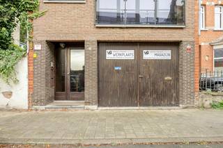 De ruimte beschikt over:<br /><br />- een totale oppervlakte van 249 m²<br />- een minimale vrije hoogte van 2,62 m en breedte van ca. 6 m<br />- een inrijpoort van 3 m breed en 2,22 m hoog<br />- verschillende lichtkoepels voor natuurlijk daglicht<br />- elektriciteitsaansluiting, eigen toilet en douche met elektrische boiler voor warm water aanwezig<br /><br />Achteraan bevindt zich een private buitenruimte van ca. 40 m², deels overdekt. De volledig betonnen buitenvloer is praktisch en onderhoudsvriendelijk. Dankzij de westelijke oriëntatie geniet je hier bovendien van de namiddag- en avondzon.<br /><br />De ligging is eveneens een troef. Het magazijn bevindt zich in een rustige woonomgeving aan de stadsrand van Hemiksem, maar toch op korte afstand van belangrijke verbindingswegen. De A12 en E19 zijn vlot bereikbaar en ook winkels en openbaar vervoer bevinden zich in de nabije omgeving.<br /><br />Een ideale opportuniteit voor wie op zoek is naar een verzorgd magazijn, praktische opslagruimte of atelier met buitenruimte in Hemiksem!<br /><br />Bent u geïnteresseerd in dit magazijn te koop in Hemiksem? Aarzel dan niet om contact met ons op te nemen via janice.racaj@dewaele.com of op 03 206 76 73.<br />Wenst u uw eigendom ook te koop of te huur te stellen? We helpen u graag verder.<br />Steeds tot uw dienst om u verder te helpen met al uw vragen over vastgoed!<br /><br />Bestuursmaatregelen in het maatregelenregister: nee