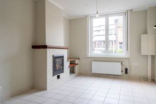 Welkom in de Goedendaglaan, dicht bij het centrum van Kortrijk. <br /> <br />De hal verwelkomt je in deze charmevolle woning. De <strong>recent gerenoveerde keuken</strong> vormt het hart van het gelijkvloers. Bovendien bieden de <strong>2 grote lichtstraten</strong> een zee aan <strong>natuurlijk licht</strong>. Daarnaast hebben we nog een <strong>vernieuwde badkamer</strong> met <strong>ruime inloopdouche</strong>. Als <strong>opbergruimte</strong> beschikt de woning niet enkel over een <strong>kelder</strong> maar ook nog eens over een <strong>praktische berging</strong> die toegang biedt tot het <strong>terras</strong> & de <strong>stadstuin</strong>. <br /> <br />Het <strong>eerste verdiep</strong> telt <strong>2 slaapkamers</strong>.<br />Bovendien beschikken <strong>alle kamers</strong> over een <strong>aircotoestel</strong> die zowel kan warmen als koelen. <br /><br /><strong>De woning en de garagebox zijn vrij <u>vanaf 1 november</u><br />€25 forfait gemeenschappelijke kosten voor de garage</strong><br /> <br /><u><strong>Troeven:</strong></u><br />- De woning beschikt over een vaste trap naar de zolder die zorgt voor een derde slaapkamer<br />- Inclusief afgesloten garagebox<br /><br /><u><strong>Interesse?<br />Vul uw gegevens in via ondertstaande link</strong></u><br /><u><strong>https://mijnhuurprofiel.be/property/59e6c0d4-52e2-46e5-b226-a8128242a1a6</strong></u>