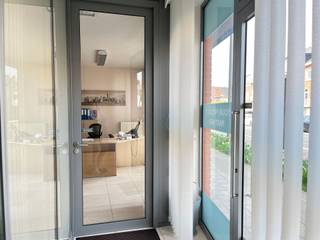 Kantoorruimte gelegen te Mechelen (circa 82 m²) Dit commerciële pand is perfect voor ondernemers die zoeken naar een professionele en goed gelegen werkplek.IDEAAL voor adviesbureaus, consultancy, advocatenkantoren, of andere dienstverlenende bedrijven die zoeken naar een professionele en aantrekkelijke werkplek in hartje Mechelen.LOCATIE EN BEREIKBAARHEID : Gevestigd aan een belangrijke verkeersader in Mechelen, beschikt dit pand over een ideale positie. De locatie is uitstekend bereikbaar met het openbaar vervoer. INTERIEUR EN INDELING : Het interieur is praktisch ingericht met meerdere functionele zones. Het pand beschikt over 3 verschillende bureauruimtes met glazen wanden afgescheiden, een geluidsdichte kantoorruimte, een apart toilet, en keukenvoorziening, en kleine berging.