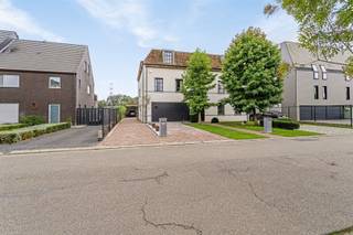 Een unieke nog nooit geziene duplex met een adembenemend uitzicht op het Albertkanaal!Gelegen in een serene buurt, nabij de kerk van Massenhoven en...