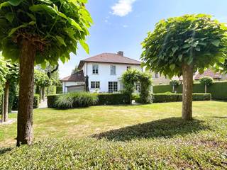 Imposante villa met een prachtig aangelegde tuin, rustig gelegen in een aangename woonwijk te Lissewege. Rustige omgeving met een vlotte...