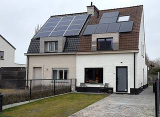 Gelieve steeds te bellen om een bezoek in te plannen naar: 0485/321.842Deze halfopen bebouwing heeft een ideale bereikbaar en is toch rustig gelegen...