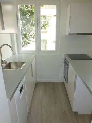 IXELLES, ideaal gelegen, vlakbij Louise, Flagey en de vijvers, studio van ±32 m² op de 1e verdieping aan de achterzijde, bestaande uit: woonkamer...