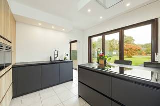 <p><span>Rustig wonen in een doodlopende straat, met alle voorzieningen binnen handbereik? Deze instapklare woning in Beringen ligt vlak bij Be-Mine, het centrum en de E313 en combineert ruimte, comfort en een praktische ligging.</span></p>
<p><span>De woning omvat op het gelijkvloers een inkomhal met gastentoilet, een aangename leef- en eetruimte en een volledig vernieuwde keuken (2022), aansluitend op de wasplaats/berging. De inpandige garage werd ingericht als studio en biedt mogelijkheden voor kangoeroewonen. Op de verdieping bevinden zich drie slaapkamers, waarvan de masterbedroom beschikt over een inloopdressing, en een vernieuwde badkamer (2020) met ligbad, toilet en dubbel lavabomeubel. Via een luik is een zolder bereikbaar, ideaal als extra bergruimte. Daarnaast beschikt de woning over een volledige kelder van ca. 95 m² met garage en doucheruimte. Buiten geniet u van een ruim perceel van 12a50ca met overdekt terras en dubbele carport. Er is bovendien voldoende parkeerruimte op het perceel.</span></p>
<p><span>Met een EPC-label C (296 kWh/m²) valt de woning niet onder de renovatieverplichting. De verwarming gebeurt op stookolie met vernieuwde brander; er is dubbele beglazing in meranti schrijnwerk en de ramen zijn voorzien van rolluiken. De elektriciteit is conform.</span></p>
<p><span>• Instapklare open bebouwing</span><br /><span>• Ruim perceel van 12a50ca</span><br /><span>• 3 slaapkamers + inloopdressing</span><br /><span>• Studio/kangoeroewonen mogelijk</span><br /><span>• Keuken (2022) en badkamer (2020)</span><br /><span>• Ca. 95 m² kelder</span><br /><span>• Dubbele carport en veel parkeerruimte</span><br /><span>• Rustige, doodlopende straat</span><br /><span>• EPC-label C – geen renovatieplicht</span></p>