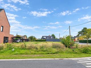 Deze bouwgrond voor open bebouwing heeft een mooie oppervlakte van 739 m² en is rustig, maar tegelijk centraal gelegen in Millegem. Dankzij de gunstige ligging geniet het perceel van een vlotte verbinding naar de omliggende gemeenten en belangrijke verbindingswegen.<br /><br />De gunstige perceelconfiguratie biedt verschillende mogelijkheden voor het realiseren van een ruime vrijstaande woning. Daarnaast is ook een complementaire functie mogelijk, met een maximale oppervlakte van 100 m².<br /><br />Bouwvoorschriften:<br /><br />Maximale bouwbreedte: 10,68 meter<br />Maximale bouwdiepte: 17 meter<br />Zowel een plat als hellend dak is toegestaan<br />Bijgebouwen zijn toegestaan binnen de voorziene bouwzone, met een maximale oppervlakte van 50 m²