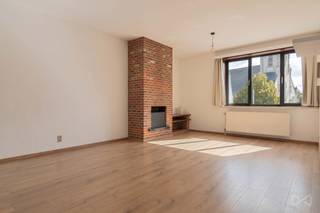 <p>Ontdek dit ruime en instapklare duplexappartement met privatieve tuin en garagebox, centraal gelegen in het hart van Erps-Kwerps. Met maar liefst 167 m² bewoonbare oppervlakte geniet u hier van bijzonder veel ruimte, gecombineerd met hedendaags wooncomfort en een uitstekende ligging tussen Leuven en Brussel.<br /><br />Op de eerste verdieping bevindt zich de lichtrijke leefruimte met aansluitend een volledig uitgeruste keuken. Van hieruit heeft u toegang tot het zonnige terras, waar u geniet van een prachtig en open uitzicht over de achterliggende velden. Op deze verdieping is bovendien voldoende ruimte om een extra slaapkamer, bureau of hobbyruimte in te richten.<br /><br />De bovenverdieping beschikt over drie volwaardige slaapkamers en biedt daarmee alle ruimte voor een gezin of voor wie graag wat extra plaats ter beschikking heeft.<br /><br />Een absolute troef is de privatieve tuin: een aangename en groene plek waar u in alle rust en privacy kan ontspannen, tuinieren of genieten van het buitenleven. Ook aan parkeergelegenheid is gedacht dankzij de inbegrepen garagebox.<br /><br />De centrale ligging maakt het plaatje compleet. Het appartement bevindt zich in de dorpskern van Erps-Kwerps, op wandelafstand van onder andere een supermarkt, lagere school, sporthal en bushalte. Dankzij de vlotte verbindingen bereikt u bovendien gemakkelijk Leuven, Brussel en de omliggende gemeenten.<br /><br />Bent u op zoek naar de ruimte van een woning, gecombineerd met het comfort van een appartement en een eigen tuin? Dan is dit duplexappartement absoluut een bezoek waard.<br /><br />Contacteer ons vandaag nog voor meer informatie of een bezichtiging!</p>