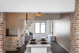 <p><span>Bent u op zoek naar een charmante woning met twee slaapkamers en een prachtige, verzorgde tuin? Dan stellen wij u graag deze gezellige rijwoning, met een bewoonbare oppervlakte van 120m², voor. Gelegen in de Vaartstraat te Willebroek geniet u hier van een rustige ligging nabij het water, terwijl het station, openbaar vervoer en scholen zich op wandelafstand bevinden. Bovendien bereikt u met de wagen vlot de A12.<br /><br /></span><span><span>Indeling<br /></span> <br />Via de inkomhal betreden we de sfeervolle woon- en eetkamer, waar de lichtinval en authentieke elementen meteen in het oog springen. Aansluitend bevindt zich de open keuken, uitgerust met alle nodige comfort. Vanuit de keuken heeft u een prachtig uitzicht op het zonnige terras en de uiterst verzorgde tuin, waar het heerlijk vertoeven is. Op het gelijkvloers vinden we ook een gastentoilet.</span></p>
<p><span>Op de eerste verdieping bevinden zich een ruime slaapkamer van 16 m² en een volledig vernieuwde badkamer, uitgerust met een ligbad, douche, dubbele lavabo en toilet. Daarnaast is er op deze verdieping ook ruimte voorzien voor een wasmachine en droogkast.</span></p>
<p><span>De tweede verdieping werd volledig ingericht als een ruime slaapkamer van maar liefst 18 m².<br /><br /><span>Troeven</span></span></p>
<ul>
<li><span>Dak vernieuwd</span></li>
<li><span>Instapklaar</span></li>
<li><span>EPC-label C - geen renovatieverplichting</span></li>
<li><span>Elektrische installatie conform</span></li>
</ul>
<p><span>Deze woning is de ideale thuis voor een koppel, al dan niet met een kindje.</span></p>
<p><span>Interesse? Contacteer ons vandaag nog voor een bezoek ter plaatse!</span></p>
<p><strong><span>info@impromove.be - </span>02 887 80 56</strong></p>