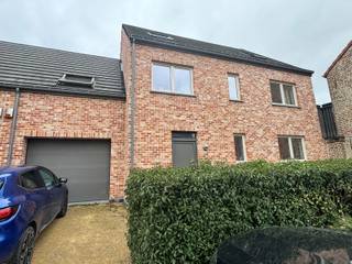 Prima gelegen woning met 6 slaapkamers en 3 badkamers!Deze recente woning is uitstekend gelegen anbij Leuven en oprit E40, researchpark...