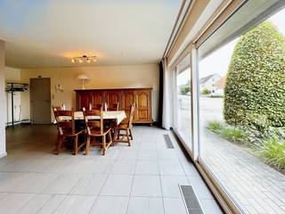 **BOEK JE BEZOEK ONLINE IN VIA WWW.IMMO3000.BE**Immo3000 heeft een ruim 2 slaapkamer appartement te huur in centrum Linden.Gelegen in de...