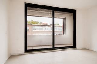 <p>Lichtrijk appartement op de eerste verdieping in het moderne project Meerlenhof te Hoboken. Het appartement combineert hedendaagse architectuur met een doordachte indeling en een rustige, groene ligging nabij het centrum en het openbaar vervoer.<br /><br />De inkomhal geeft toegang tot een ruime leefruimte met grote raampartijen en een open keuken met eetgedeelte. De woning beschikt over twee slaapkamers, een moderne badkamer met inloopdouche, een apart toilet en een praktische berging/wasruimte. Het zuidgerichte terras sluit mooi aan bij de leefruimte en biedt een aangename buitenplek.<br /><br />Extra’s:<br />- Zuidgericht terras met mooi uitzicht<br />- Privatieve kelderberging<br />- Gemeenschappelijke fietsenberging<br />- Energiezuinig ontwerp met kwaliteitsvolle afwerking<br />- Individuele nutsvoorzieningen (gas, elektriciteit, water)<br />- Rustige ligging met vlotte bereikbaarheid<br />- Nabij winkels, scholen en openbaar vervoer<br /><br />Inclusief kelderberging, aan te kopen voor €5.000.<br />Lichtrijk appartement op de tweede verdieping in het moderne project Meerlenhof te Hoboken. Het appartement combineert hedendaagse architectuur met een doordachte indeling en een rustige, groene ligging nabij het centrum en het openbaar vervoer.<br /><br />De inkomhal geeft toegang tot een ruime leefruimte met grote raampartijen en een open keuken met eetgedeelte. De woning beschikt over twee slaapkamers, een moderne badkamer met inloopdouche, een apart toilet en een praktische berging met wasruimte. Het zuidgerichte terras sluit mooi aan bij de leefruimte en biedt een aangename buitenplek.<br /><br />Extra’s:<br />- Zuidgericht terras met mooi uitzicht<br />- Privatieve kelderberging<br />- Gemeenschappelijke fietsenberging<br />- Energiezuinig ontwerp met kwaliteitsvolle afwerking<br />- Individuele nutsvoorzieningen (gas, elektriciteit, water)<br />- Rustige ligging met vlotte bereikbaarheid<br />- Nabij winkels, scholen en openbaar vervoer<br /><br />Inclusief kelderberging, aan te kopen voor €5.000.<br />Verkoop onder BTW-regeling. <br /><br />Een eigentijds en comfortabel appartement met veel lichtinval en een ideale ligging voor wie rustig wil wonen vlak bij de stad.<br />Een eigentijds en comfortabel appartement met veel lichtinval en een ideale ligging voor wie rustig wil wonen vlak bij de stad.</p>
<p><span> </span></p>